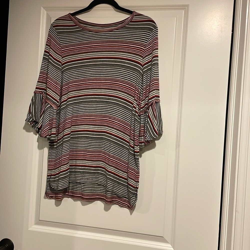 EUC Max Studio women’s red and gray ruffle sleeve striped top L​​​